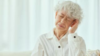 高齢の親御さんが心配な方へ ~詐欺被害を未然に防ぐ「見守り契約」とは?~